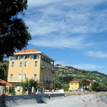 Holiday'S Beach Aparthotel Ventimiglia Exterior photo