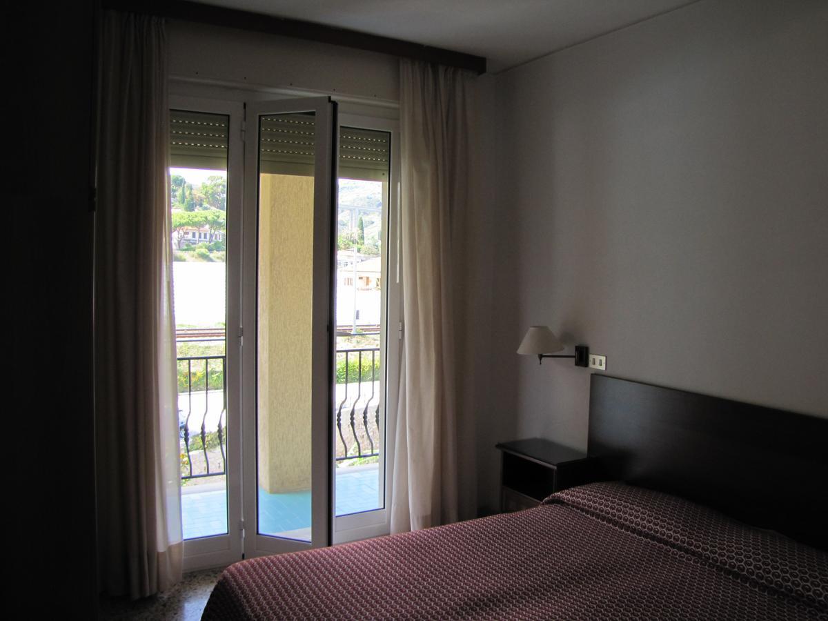Holiday'S Beach Aparthotel Ventimiglia Exterior photo