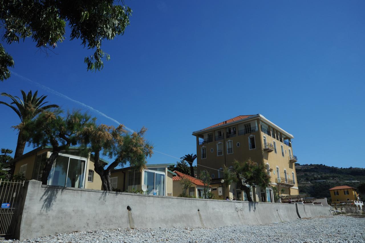 Holiday'S Beach Aparthotel Ventimiglia Exterior photo