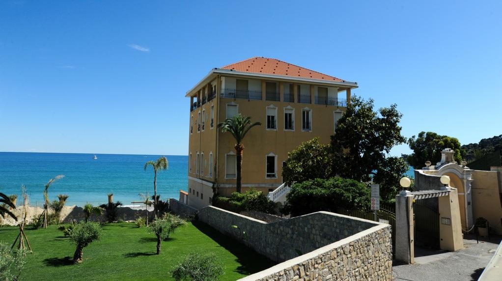 Holiday'S Beach Aparthotel Ventimiglia Exterior photo