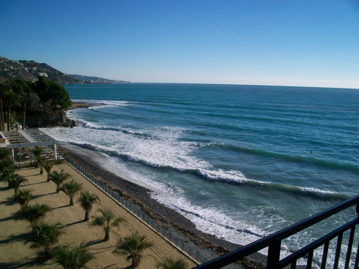 Holiday'S Beach Aparthotel Ventimiglia Exterior photo