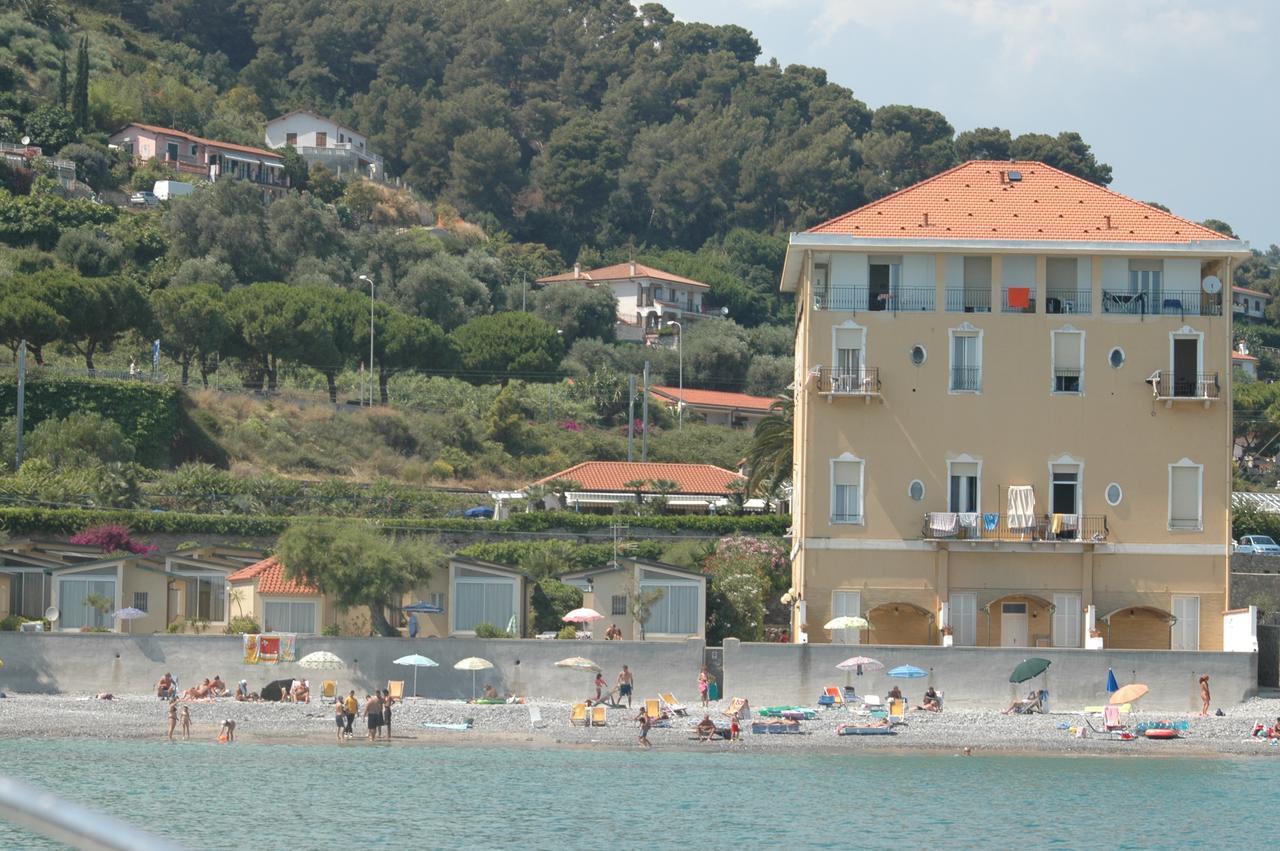 Holiday'S Beach Aparthotel Ventimiglia Exterior photo